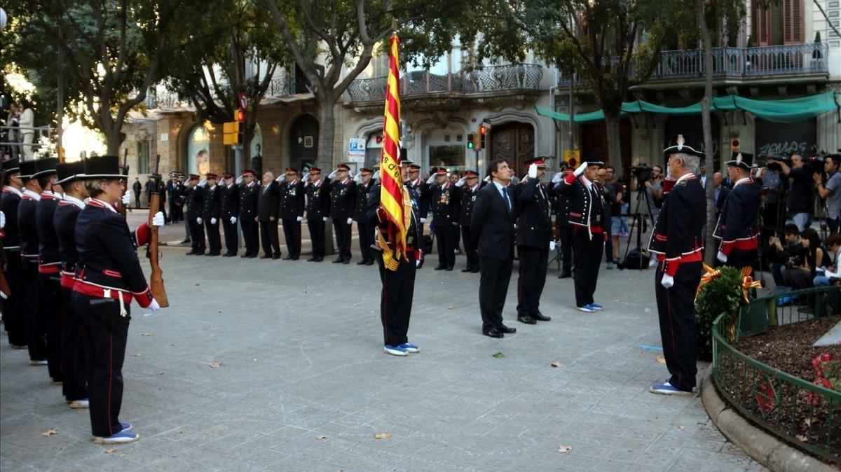 Ofrenada floral por parte de los Mossos d’Esquadra.