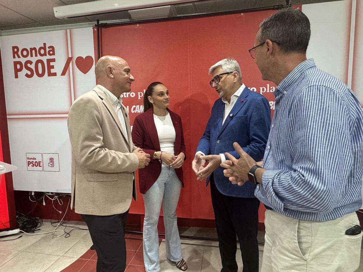 El secretario general del PSOE de Málaga y candidato número uno por la provincia al Parlamento andaluz, Josele Aguilar, y el portavoz socialista en Ronda, Francisco Cañestro,