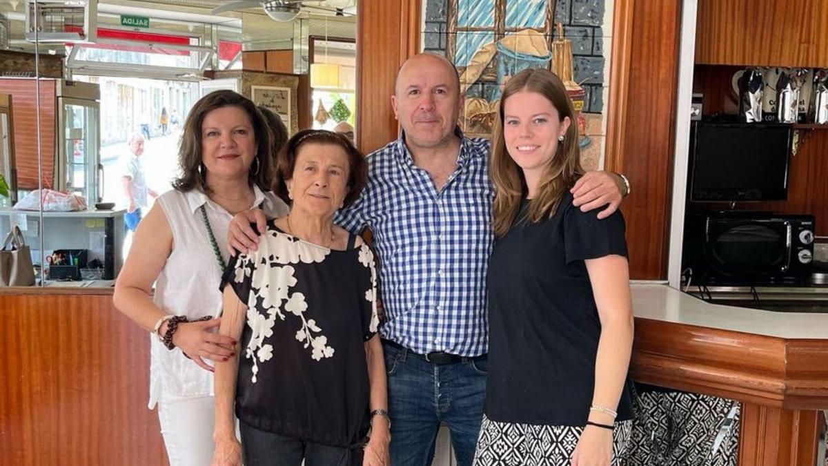 De izquierda a derecha, Antía, Chiña, Santiago y Andrea.