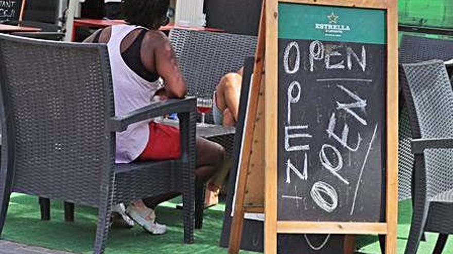 Clientes sentados en la terraza de un bar de Mazarrón.