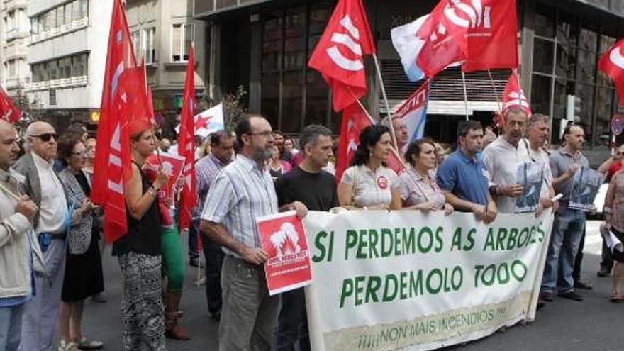 Manifestantes frente a la casa de chocolate.  // Jesús Regal