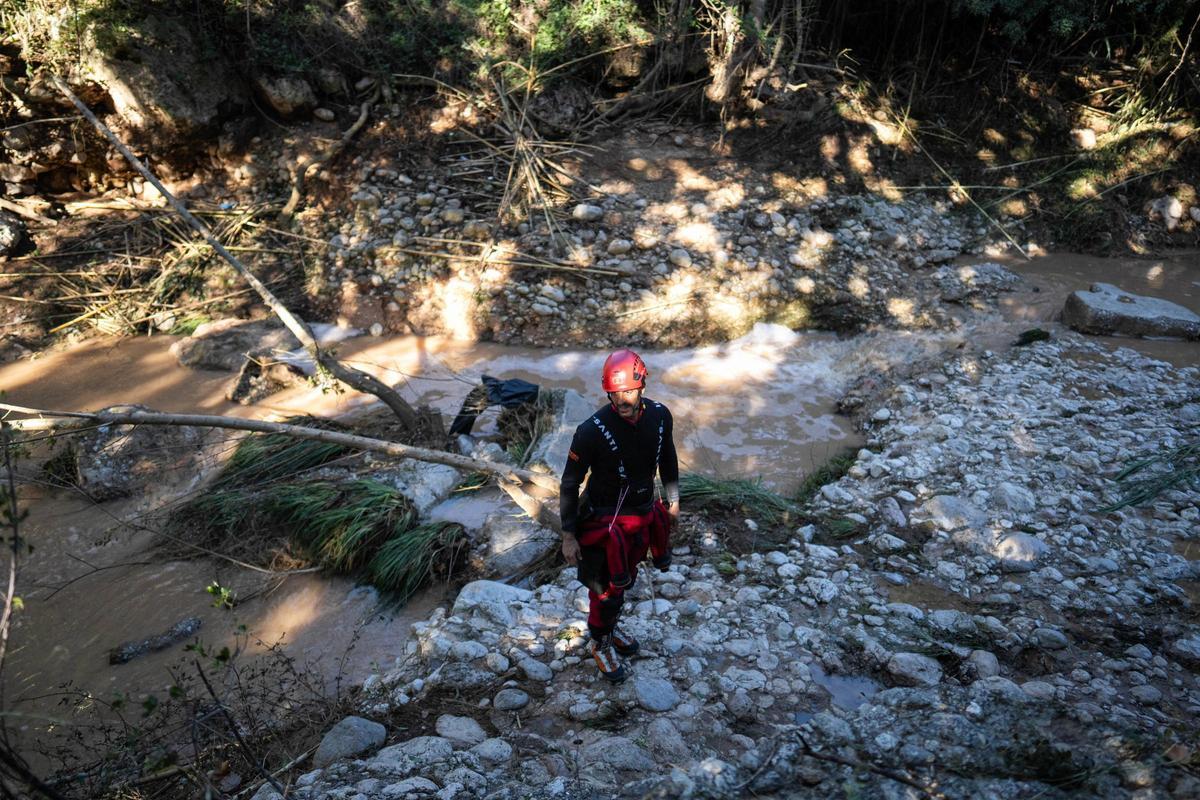 Los bomberos intensifican en Mediona la búsqueda del padre del menor hallado muerto