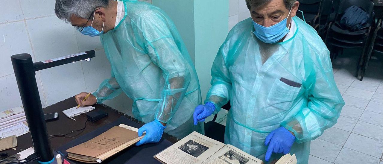 Arsenio Dacosta y Juan Andrés Blanco, durante la digitalización de documentos en Cuba. | CEDIDA (ARCHIVO)