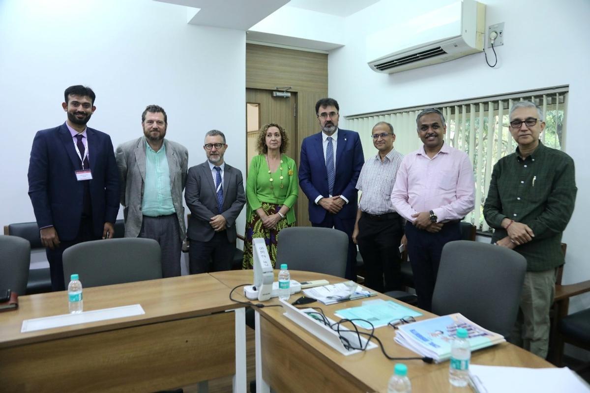 Miembros de la delegación del Port de Barcelona encabezados por su presidente, Lluís Salvadó, y la 'consellera' de Territori, Ester Capella, en una reunión en el Indian Institute of Technology Bombay.