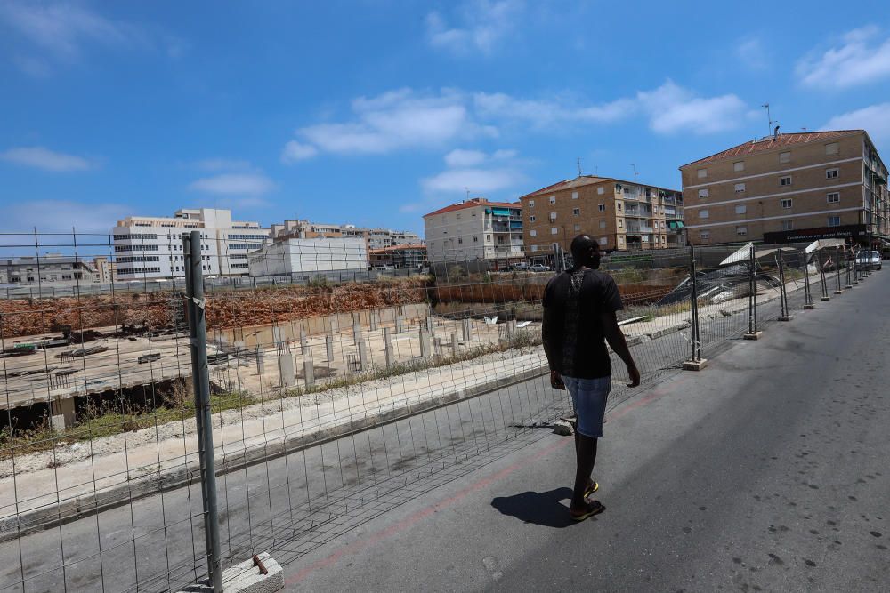 El Ayuntamiento ha costeado un vallado provisional de seguridad en la manzana de la obra del centro comercial abandonado desde hace una década tras desentenderse la propiedad de las reclamaciones muni