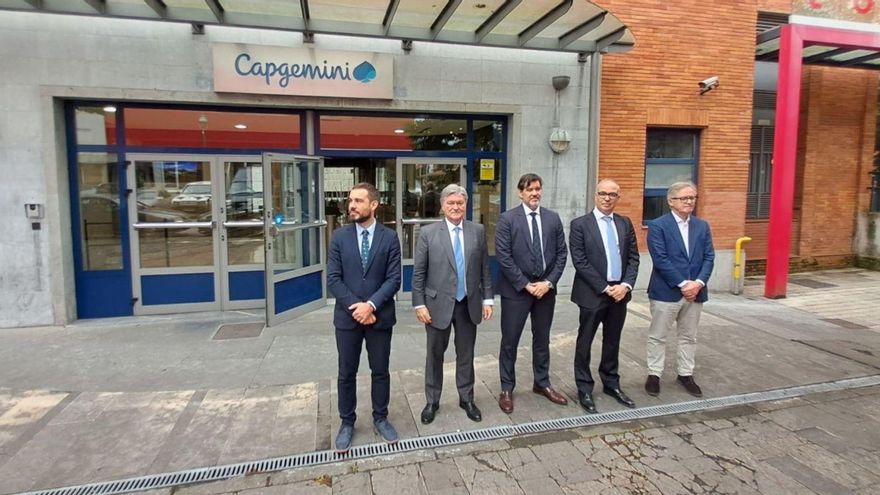 Por la izquierda, José Sicre (Oficina Económica de la Presidencia), Luis Abad, Javier de la Lama (vicepresidente responsable de operaciones de Capgemini ), Juan Luis Lara (director de Capgemini en Asturias) y José Luis Huerta (responsable económico de Capgemini ). | D. M.