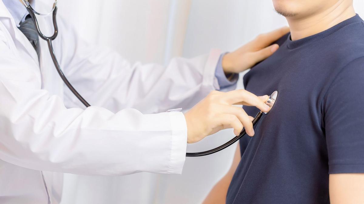 Un médico ausculta a un hombre, en una foto de archivo.