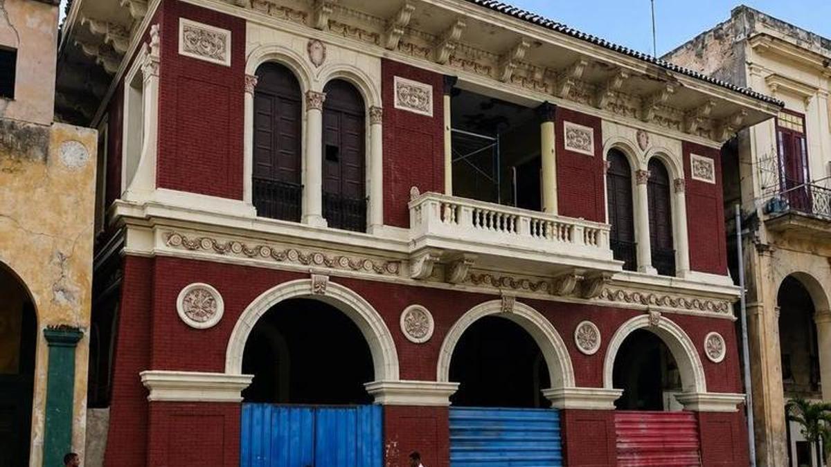 La fachada de la sede de la Casa Canaria Leonor Pérez de La Habana, que aparece tapiada y cerrada.