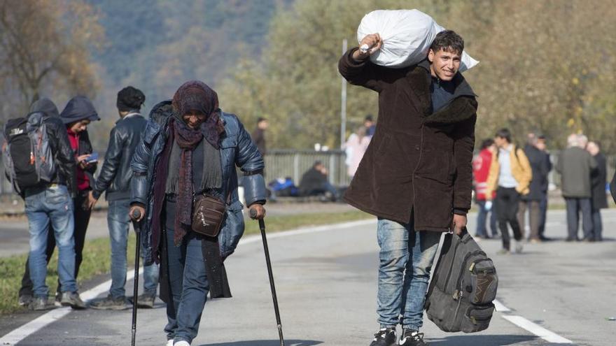 Refugiats que es dirigeixen a la frontera amb Àustria, prop de Passau (Alemanya).