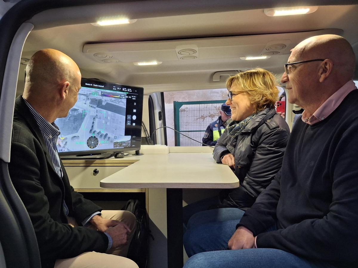 El concejal de Seguridad y la alcaldesa observan uno de los monitores del vehículo de la unidad dron de la Policía Local