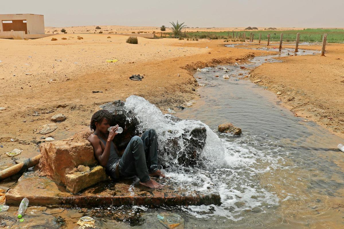 Migrantes africanos abandonados por las autoridades tunecinas en la frontera entre Libia y Túnez