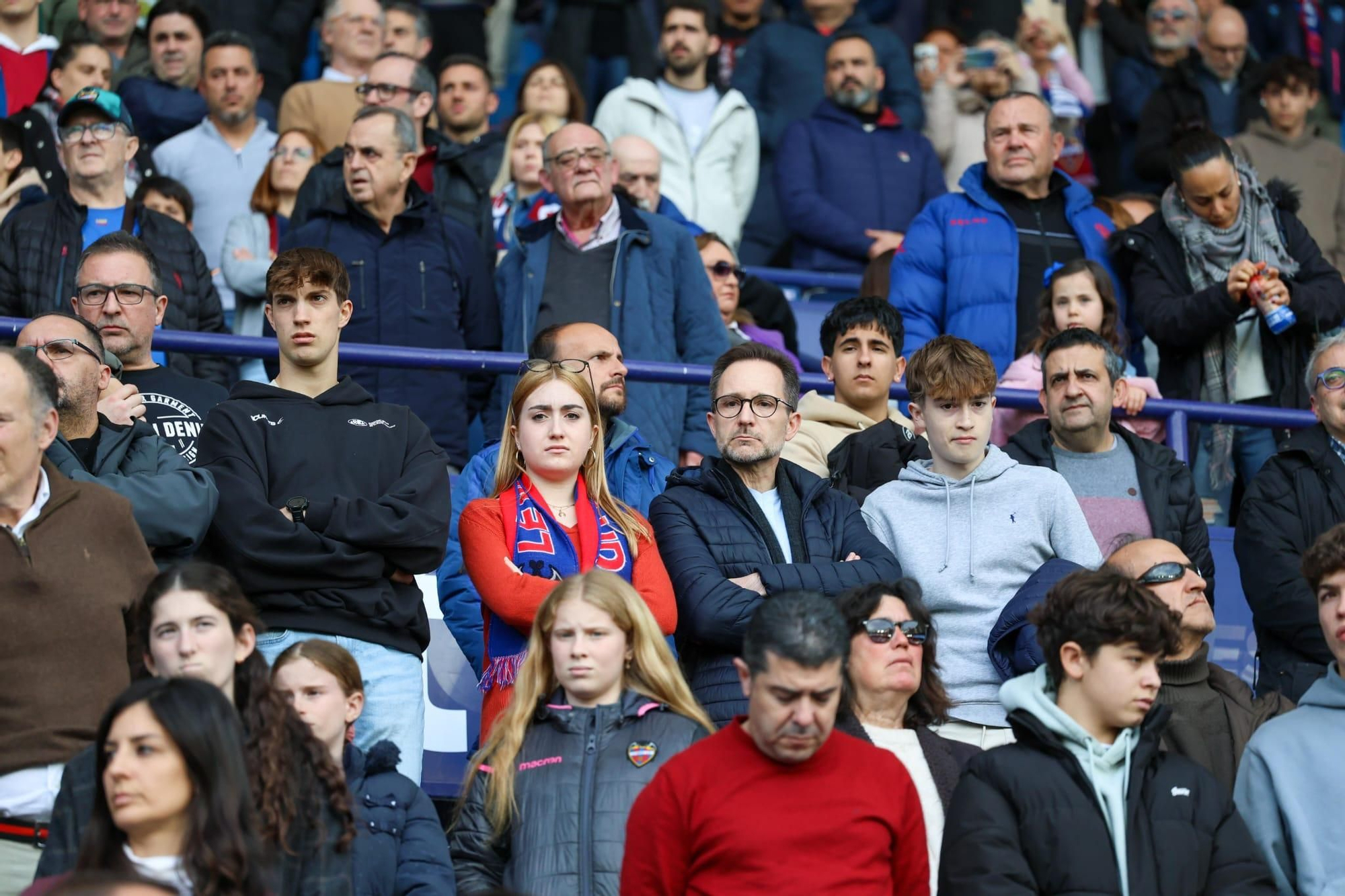 Sentido homenaje del Levante UD a la familia fallecida en el incendio de Campanar