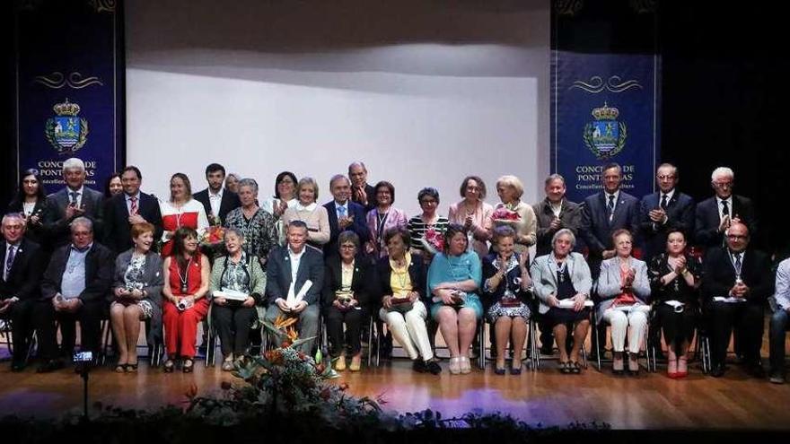 Los medallistas, ayer, en el auditorio municipal de Ponteareas acompañados por el alcalde y otros miembros de la corporación. // A. Hernández