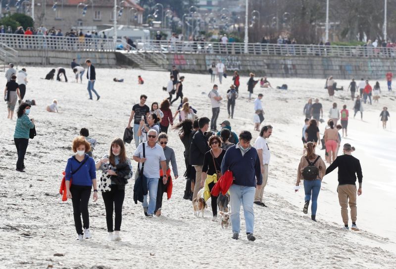 Las altas temperaturas hicieron ineludible el paseo e inevitable el chapuzón en Samil