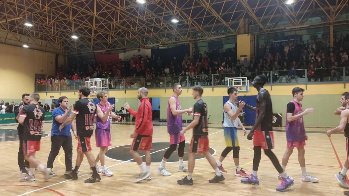 Els jugadors del Bisabl Bàsquet saluden els del Castelldefels després de la derrota. | BISBAL BÀSQUET