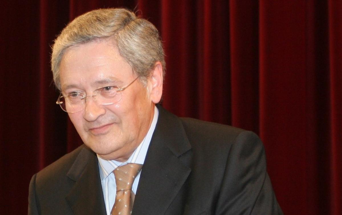 El periodista Fernando Ónega ejerciendo como 'Mantedor' en los premios Minerva de 2005