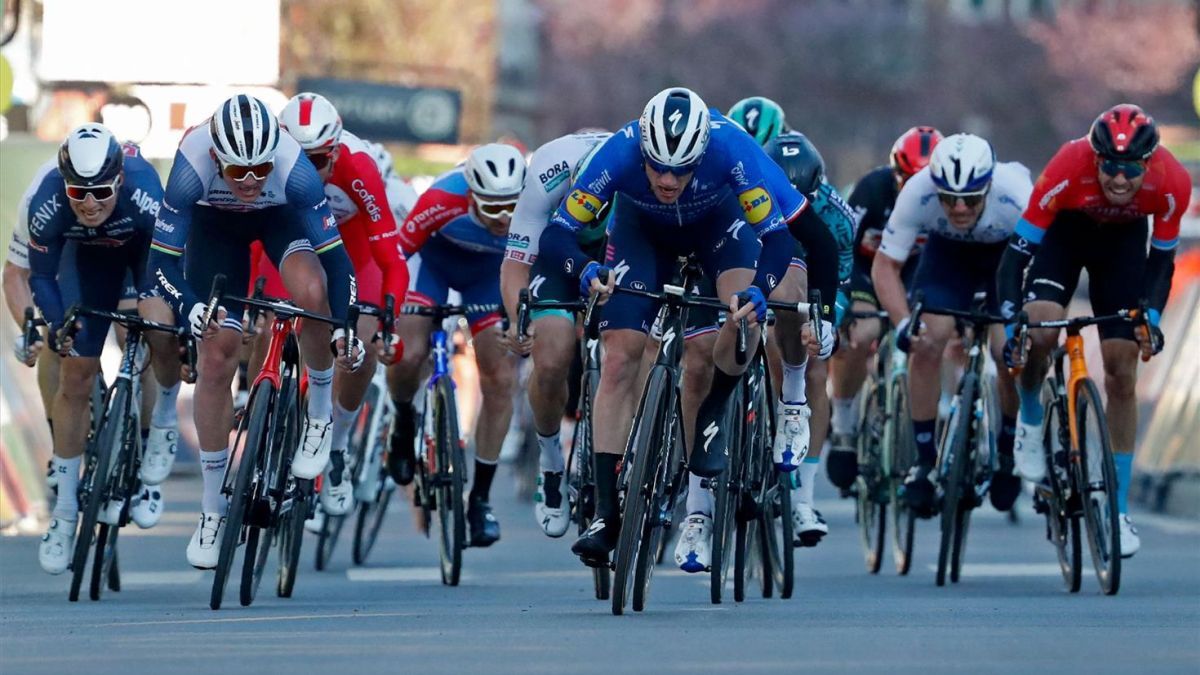 Sam Bennett esprinta con las manos en la maneta camino de la victoria y del liderato.