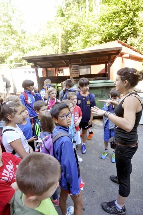 Visita de escolares a la protectora 'El Trasgu' en Mieres