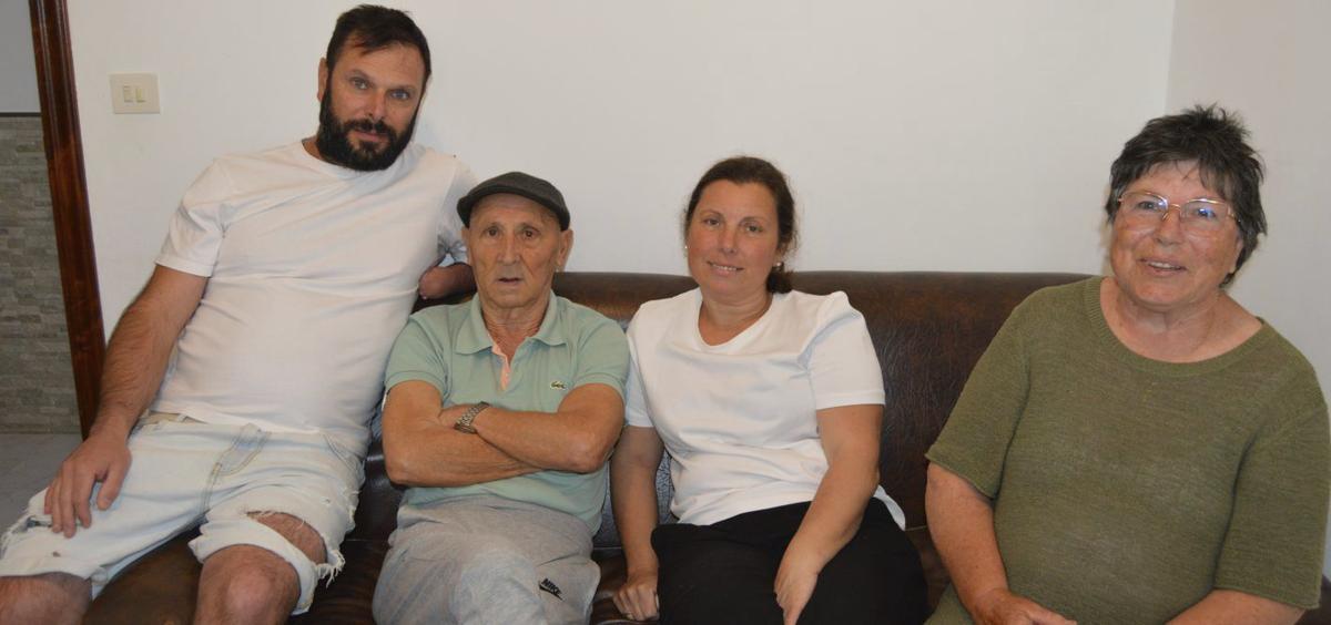 Juan García Carballo, con su esposa y sus dos hijos, recibe la Raia de Ouro el domingo.