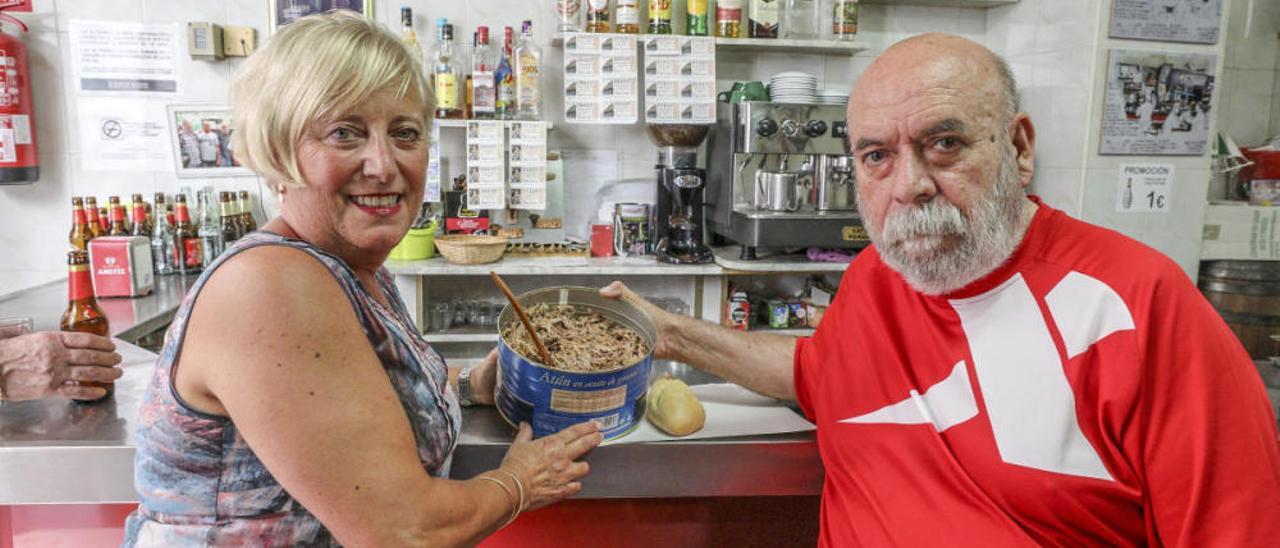 El mítico bar de bocadillos de atún de Elche, la estrella de una campaña para incentivar el comercio local