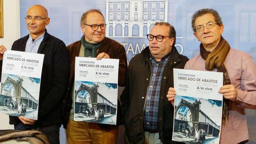 Desde la izquierda, Domínguez, Strieder, Benéitez y Ramos, con el cartel de la exposición.