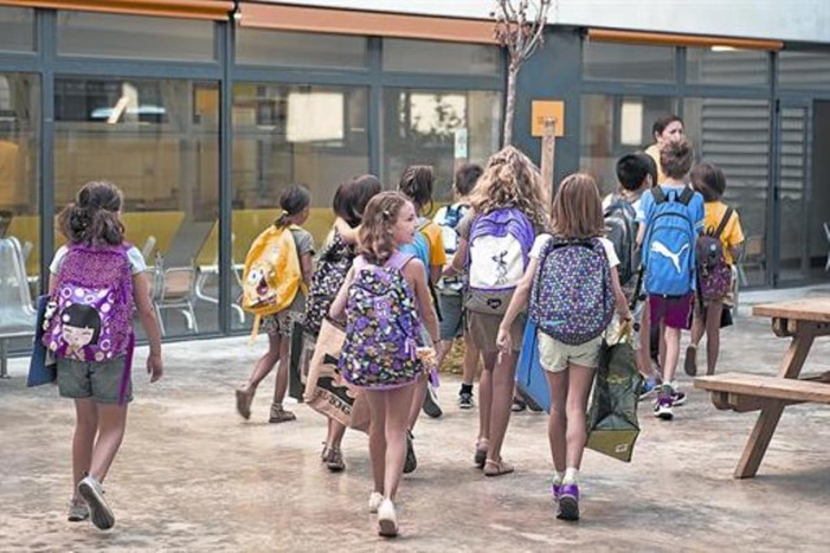 Diversos alumnes de primària accedeixen a l’escola Fructuós Gelabert, a Barcelona.