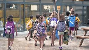 Diversos alumnes de primària accedeixen a l’escola Fructuós Gelabert, a Barcelona.