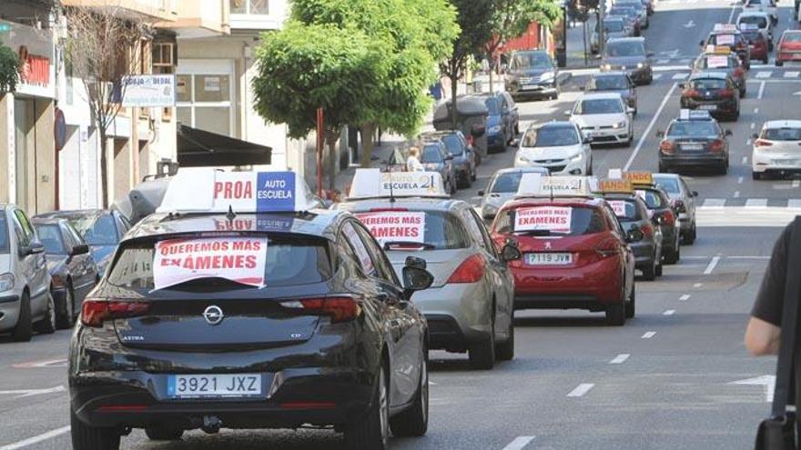 Protesta de autoescuelas este verano en Galicia por la huelga de examinadores.