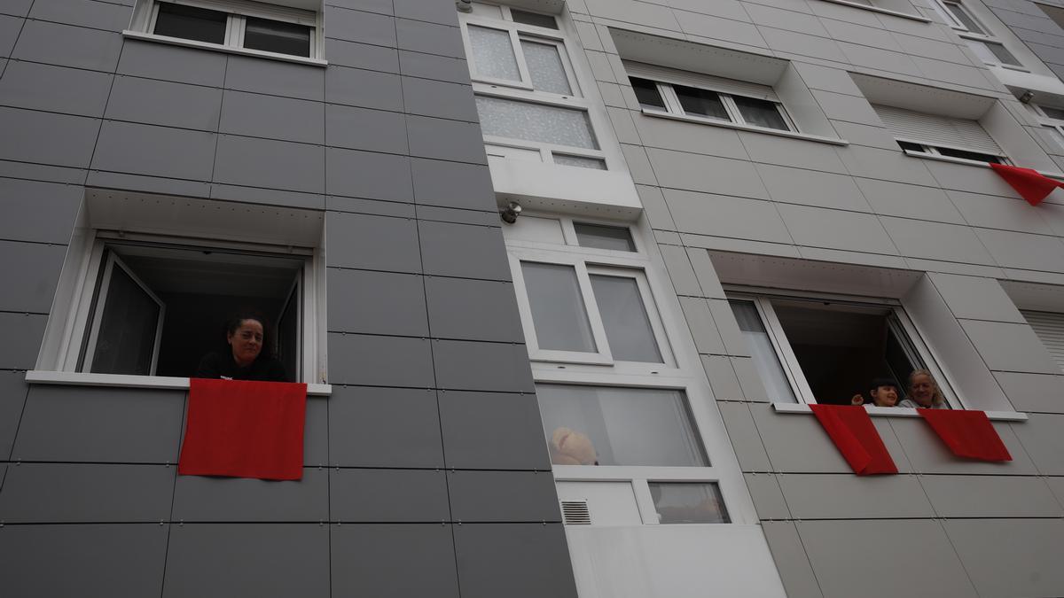 Un bloque de viviendas de la calle Calderón de la Barca, con pañuelos rojos en las ventanas.