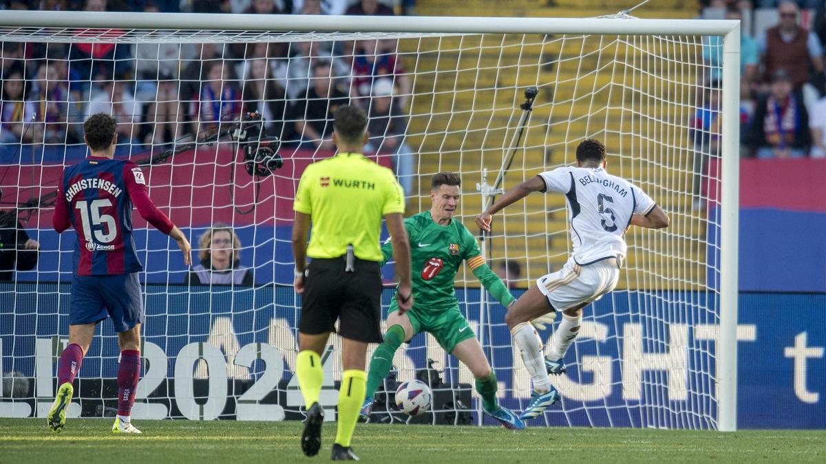 Bellingham remata el gol de la victoria blanca durante el clasico de Montjuïc.