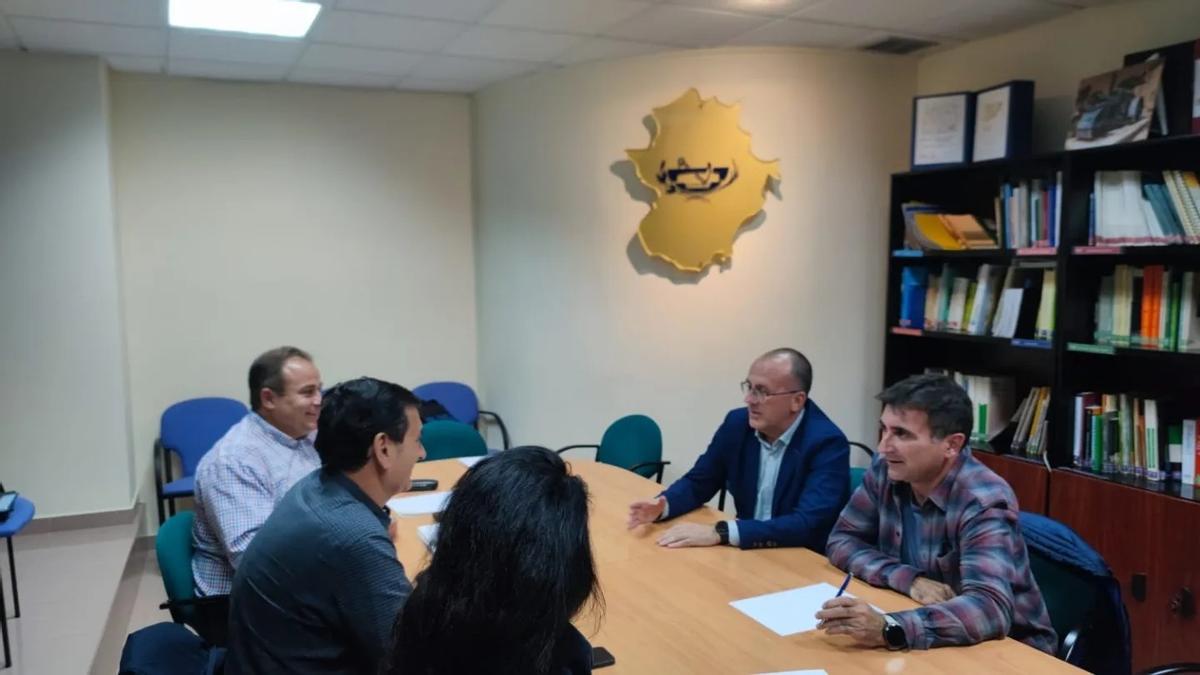 Enrique Hueso, el segundo por la derecha, en el colegio de ingenieros.