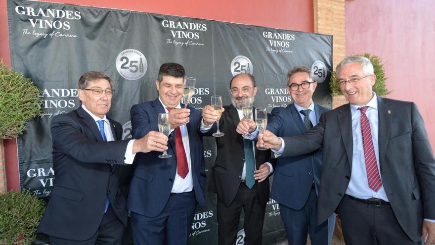 El presidente de Aragón, Javier Lambán, junto a varios consejeros y representantes de Grandes Vinos, este jueves.