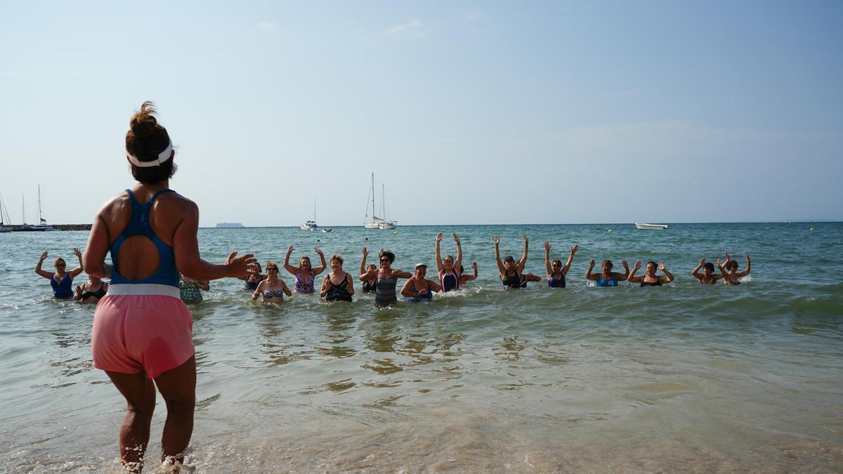 Imagen de archivo de clases de aquagym para mayores en Santa Eulària.