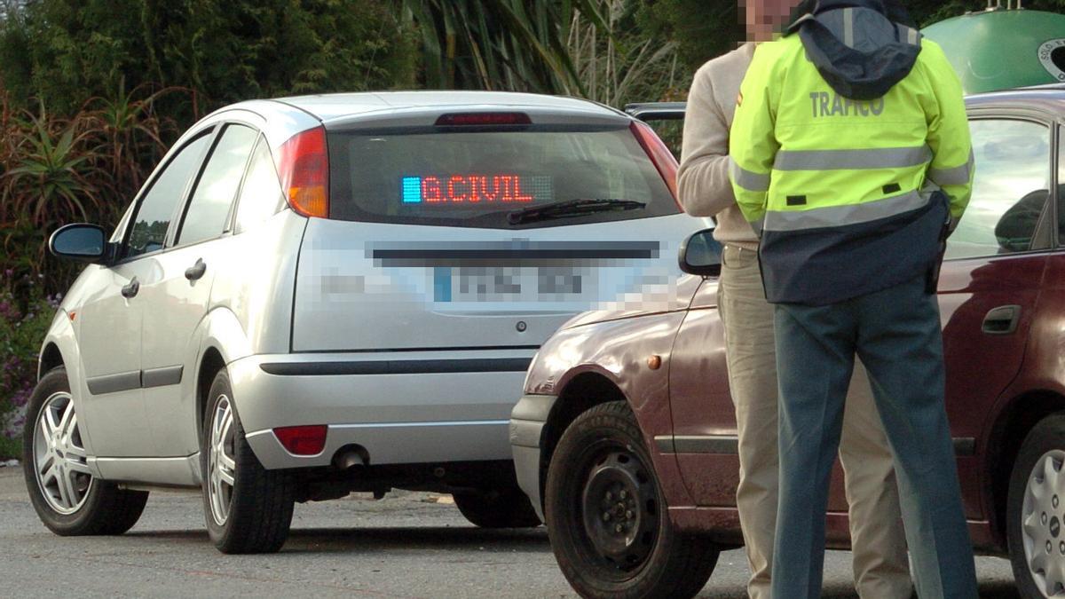 ¿Un coche camuflado o no? Aprende cómo reconocerlos de la DGT en un instante