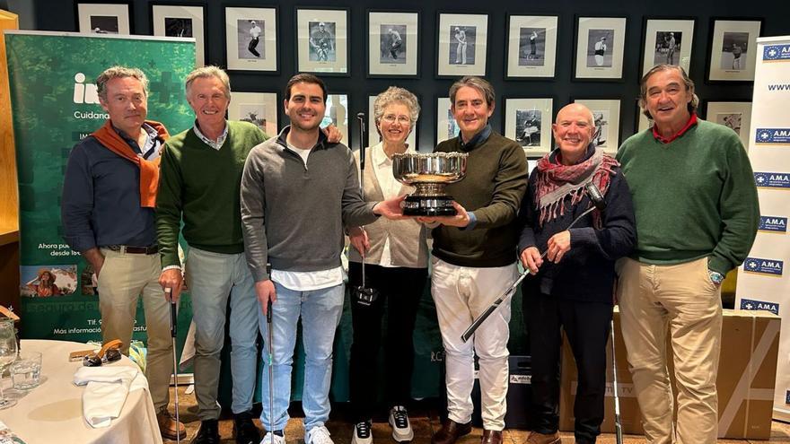 Por la izquierda, Ignacio Peláez, Gerardo García, Juan de Miguel, Loreto Buznego, Antonio Lozano, Ángel Cerdán y José Cueto-Felgueroso, este sábado, tras ganar el torneo en el Club de Golf de Castiello.