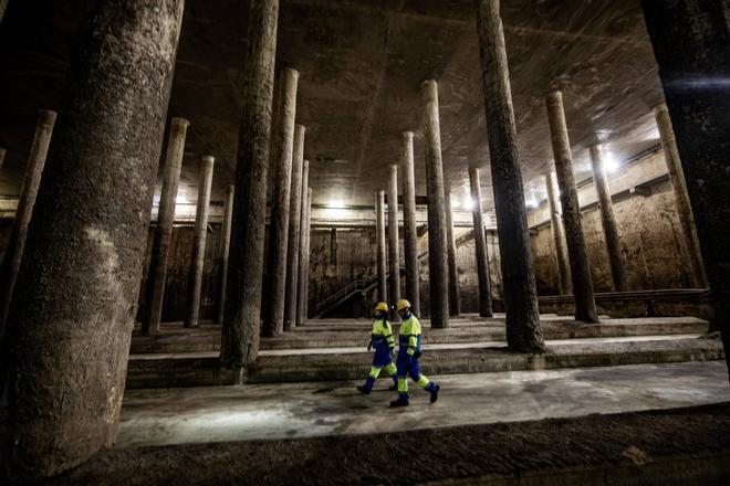 Visita al depósito pluvial del parque de Joan Miró, que se llenó durante los aguaceros del 3 y 4 de octubre