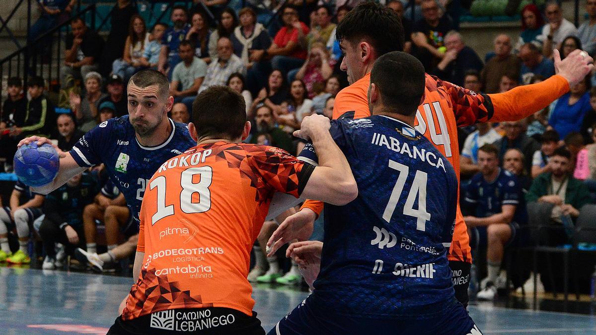 Rares Fodorean en una acción del partido entre el Frigoríficos del Morrazo y el Torrelavega.
