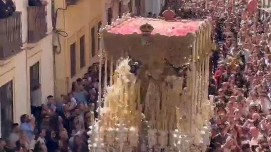 Vídeo | Lluvia de pétalos a la Virgen de la Esperanza a su paso por la calle Parras