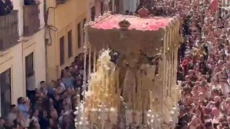 Vídeo | Lluvia de pétalos a la Virgen de la Esperanza a su paso por la calle Parras