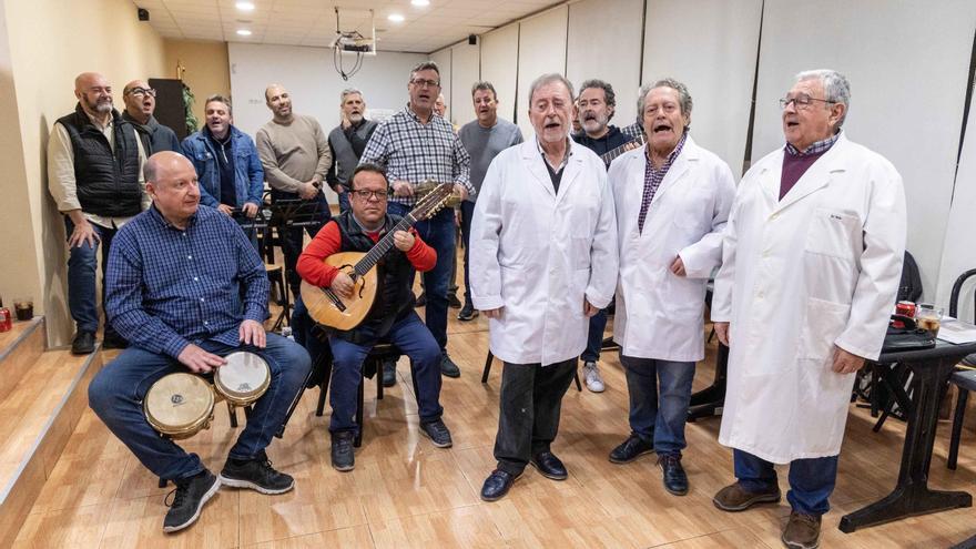 Grupo de música Albaladre de Alicante: tenores con bata blanca