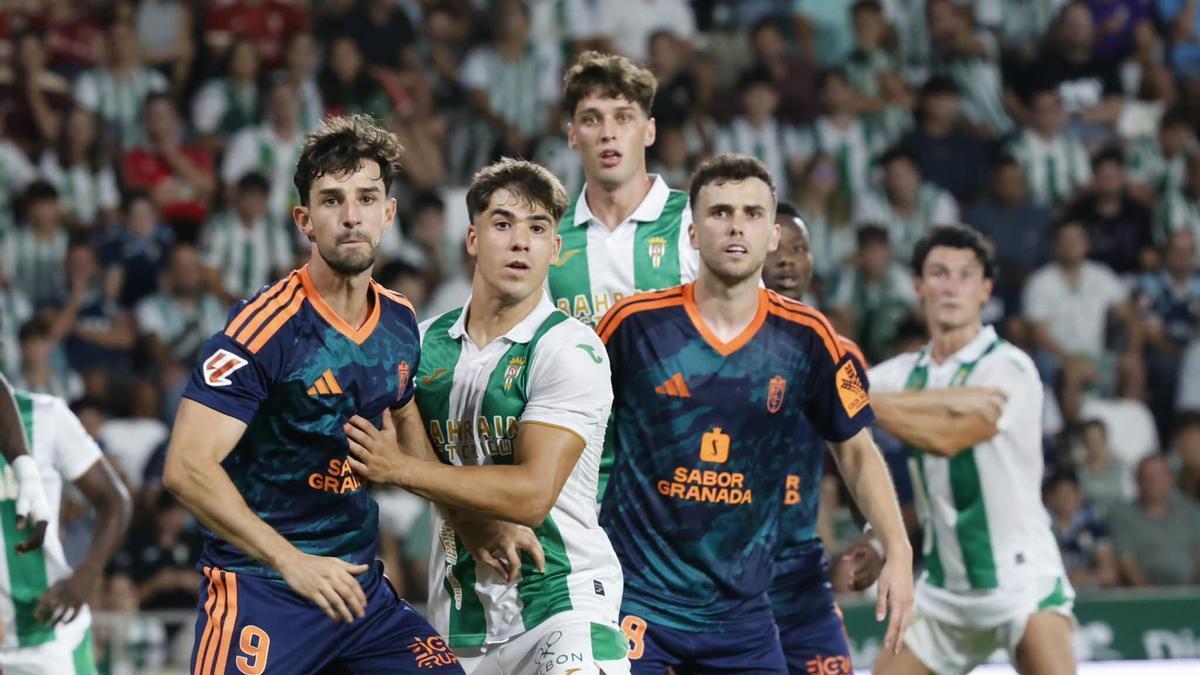 Eder García y Enol Rodríguez se preparan para rematar en una acción a balón parado del Córdoba CF ante el Granada.