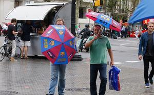 El clàssic paraigua és potser l’objecte més usat quan plou, encara que s’hagi comprat com a souvenir.