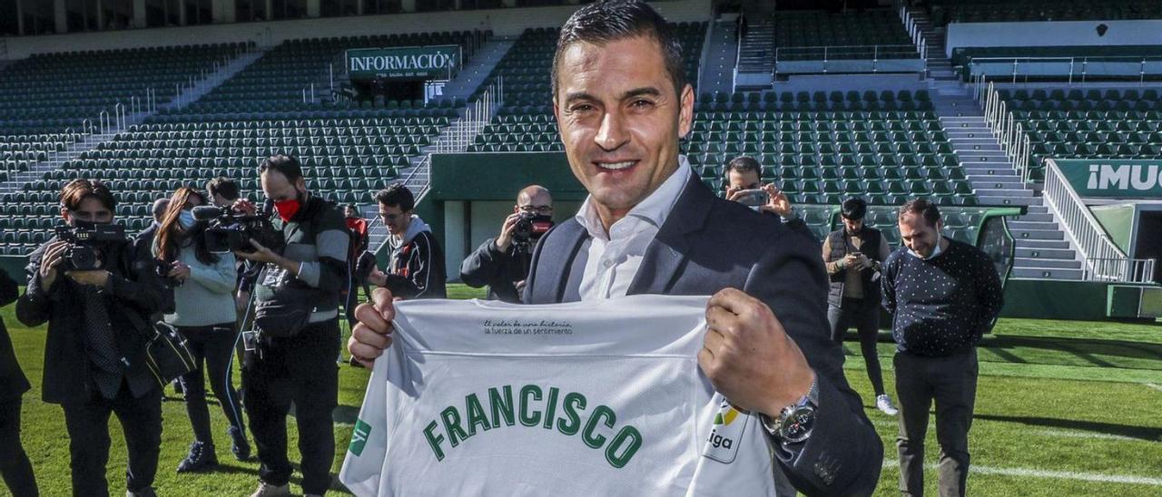 Francisco, con la camiseta con su nombre, ayer, en su presentación como nuevo entrenador. | ANTONIO AMORÓS