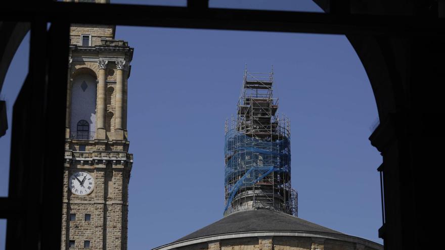 La cúpula de la Laboral, a falta de colocar su última cruz, estará lista en un mes