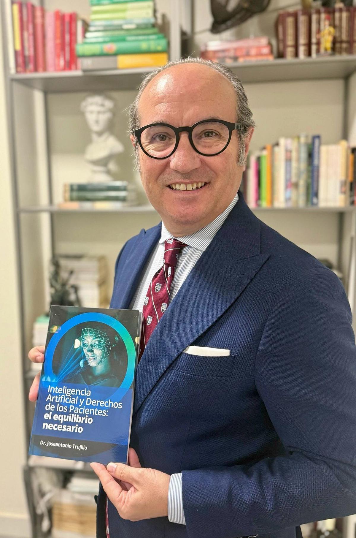 El doctor José Antonio Trujillo sostiene su nuevo libro