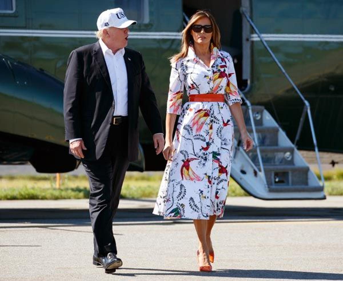 Melania Trump con vestido de estampado tropical y accesorios en color naranja