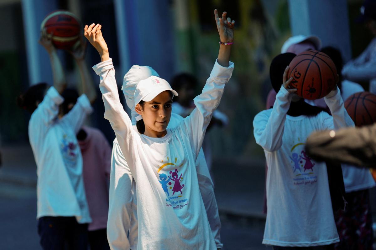 Campamento de verano organizado por la ONU en una escuela en el campamento de refugiados de Beach, Gaza