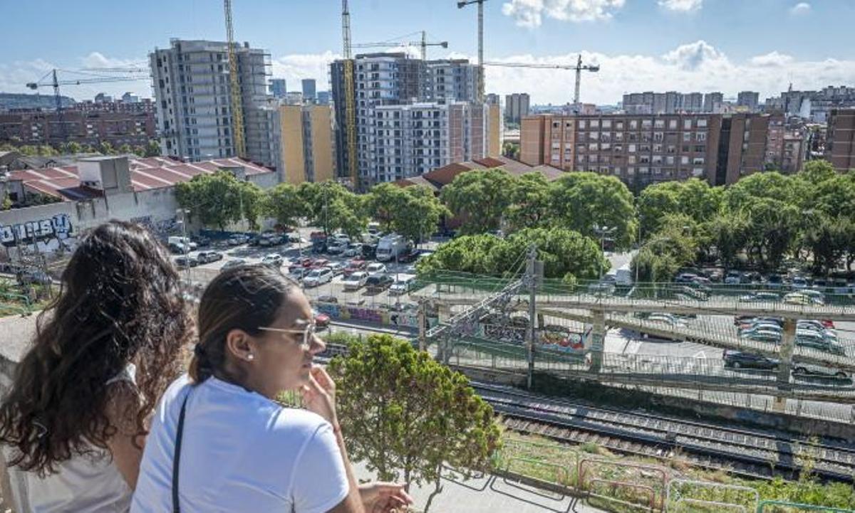 Integrantes de la Asociación de Vecinos y Vecinas del barrio de La Florida de L'Hospitalet contemplan la ciudad desde su distrito.