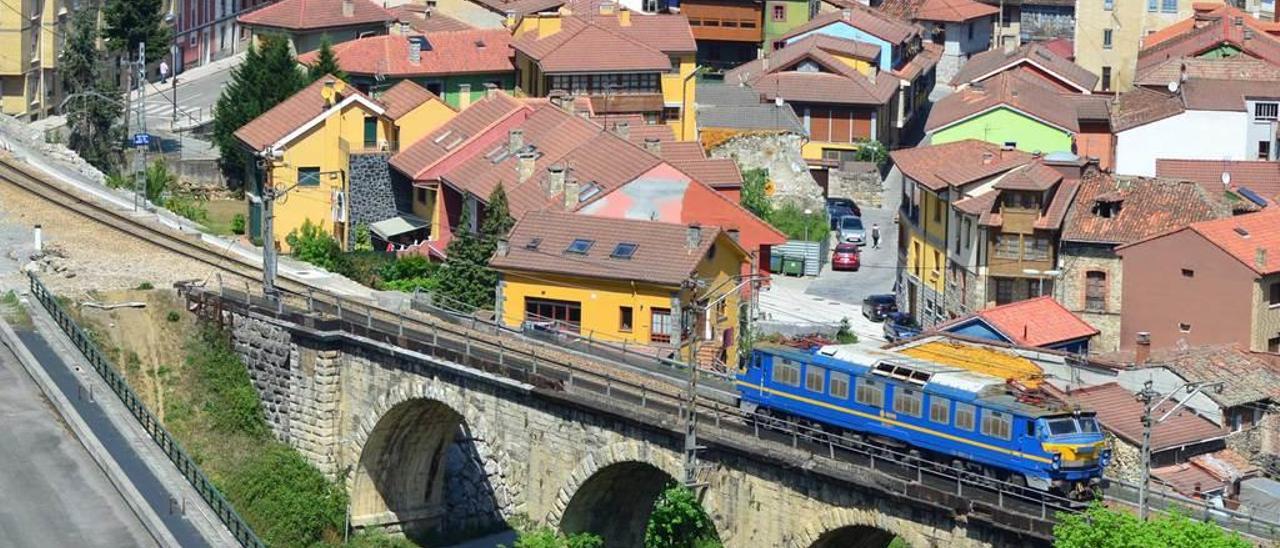 Un tren a su paso por Pola de Lena.