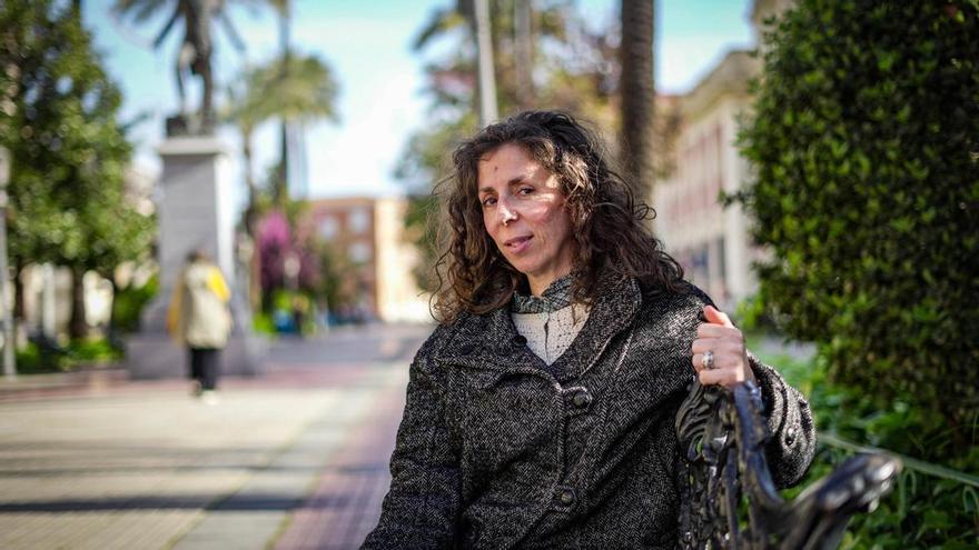 Almudena Oyola, que padece covid persistente, en una calle de Badajoz